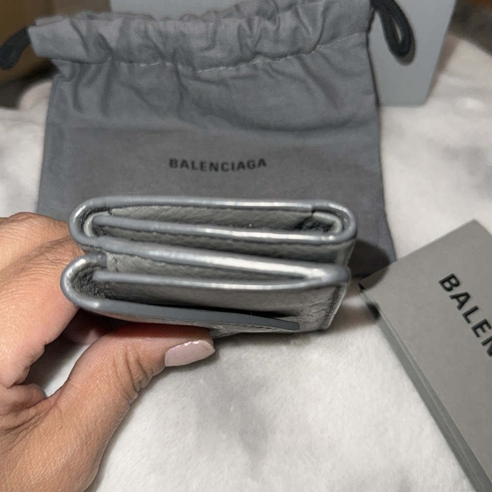 Preloved Balenciaga Papier grey leather wallet great condition 2.75”X 3.75” - Picture 11 of 12
